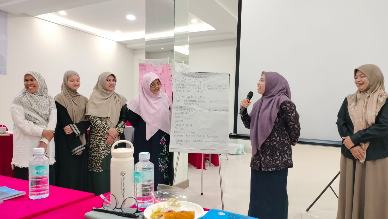 Bendahara sekaligus Advokat YBHK Ummul Ayman, Zuriah, S.Sy., M.H sedang mempresentasikan Peran Ulama Perempuan Aceh dan kiprahnya dari masa ke masa. []