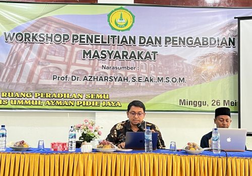 Ketua UP2M, Dr (cand) Tgk Abdul Hamid, Lc., M.Ag mendampingi Narasumber, Prof. Azharsyah, S.E., AK., M.S.O.M.