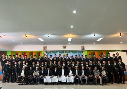 Sebagian peserta yudisium putra berfoto bersama Anggota Senat dan dosen seusai yudisium