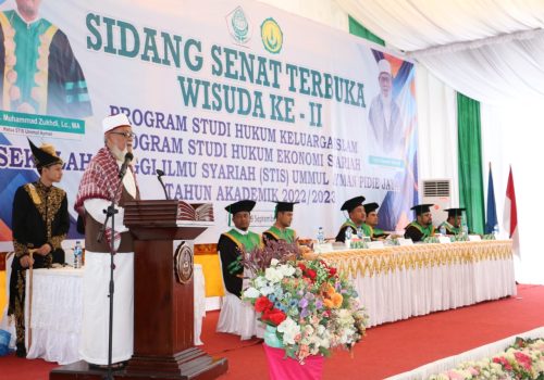 Waled sedang memeberikan kata sambutan