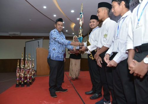 Penyerahan Juara 1 Kepada Tgk Muhammad Rizki