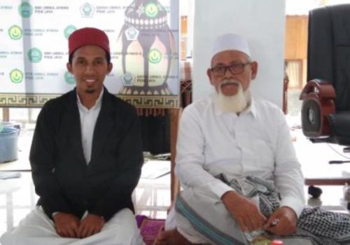 Tgk H. Muzakkir, B.Sc berfoto bersama Pendiri STIS Ummul Ayman, Tgk. H. Nuruzzahri Yahya