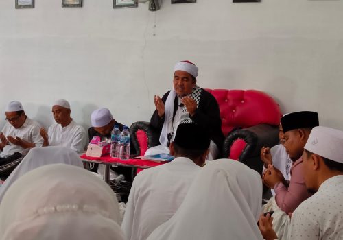 Al Mursyid Dr Tgk H M Zukhdi Lc MA sedang memimpin doa pada acara ceramah Israk Mikraj di Desa Lhok Awe Teungoh, Bireuen, Sabtu (18/02/2023). []